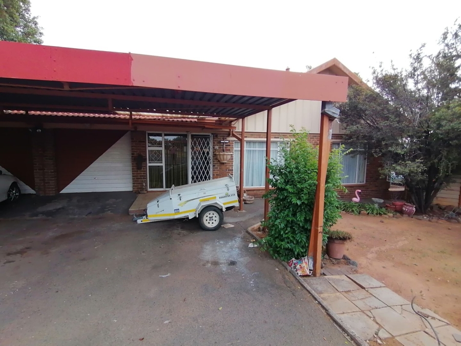 4 Bedroom Property for Sale in Fleurdal Free State